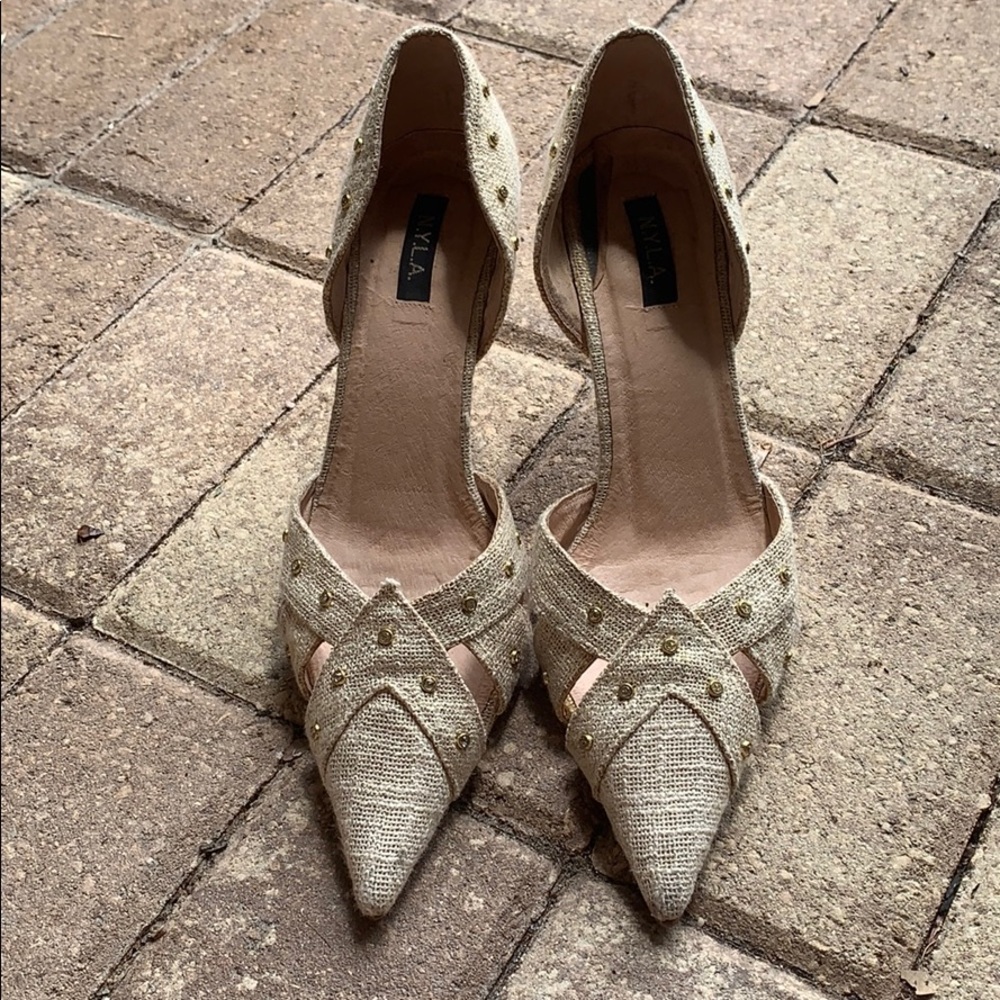 Pretty gold beige heels.
